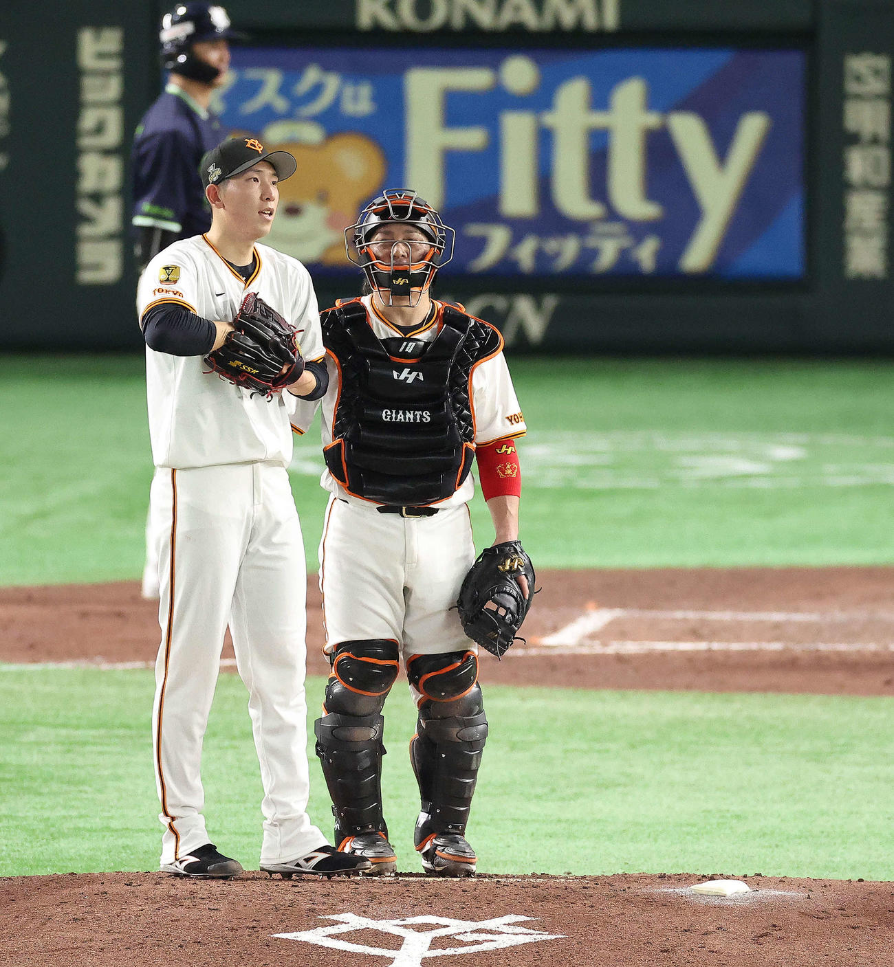 巨人対ヤクルト　5回表ヤクルト1死二、三塁、言葉を交わす戸郷（左）と甲斐（撮影・河田真司）
