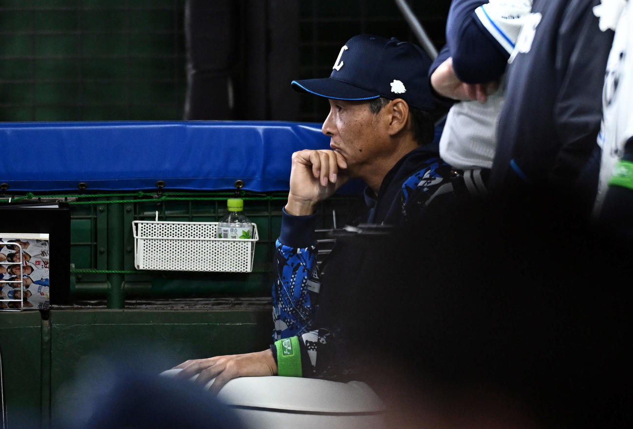 西武対日本ハム　9回表、ベンチから戦況を見守る西武西口監督（撮影・滝沢徹郎）