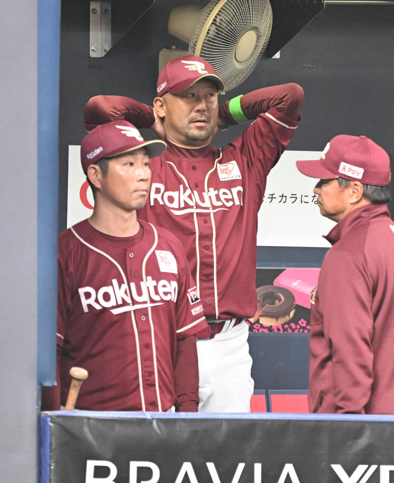 オリックス対楽天　ベンチで頭に手をやる楽天三木監督（撮影・和賀正仁）