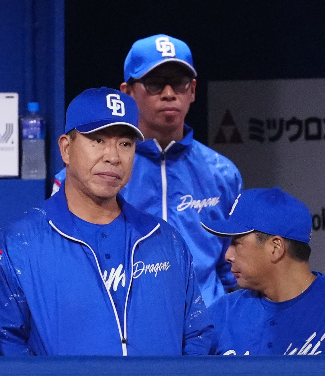 DeNA対中日　9回表、ベンチで厳しい表情の中日井上監督（左）（撮影・江口和貴）