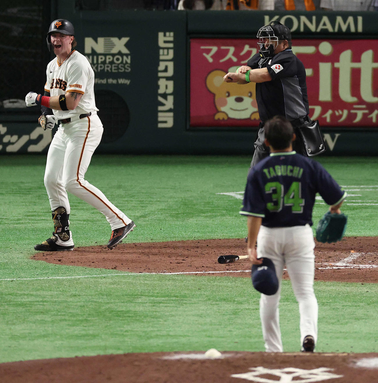 巨人対ヤクルト　9回表裏巨人1死一、三塁、死球を受けるキャベッジ。投手田口（撮影・河田真司）