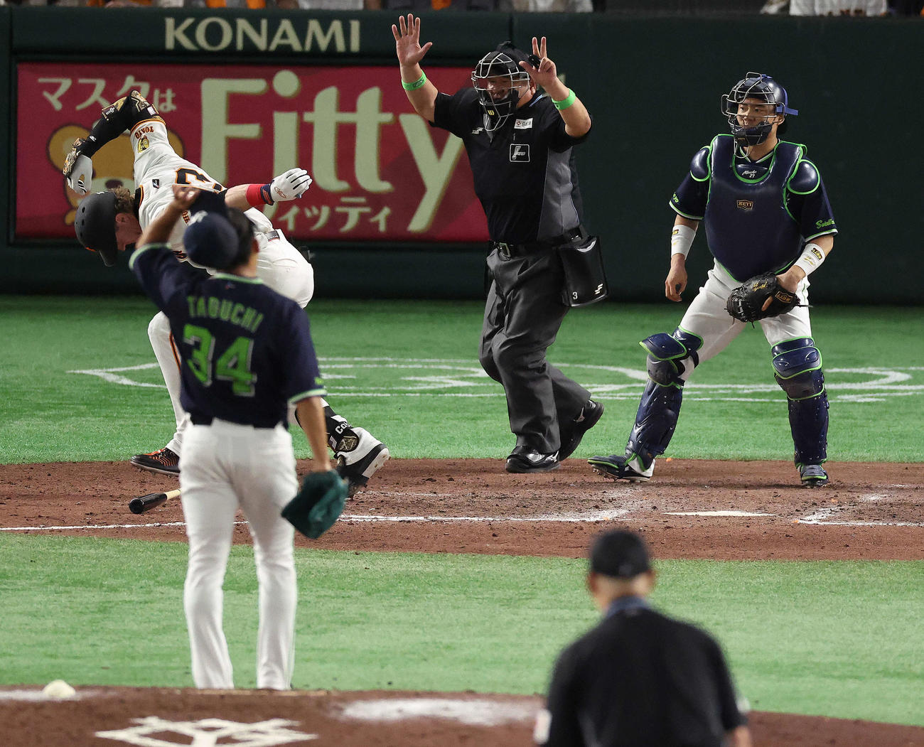 巨人対ヤクルト　9回表裏巨人1死一、三塁、死球を受けるキャベッジ。投手田口（撮影・河田真司）