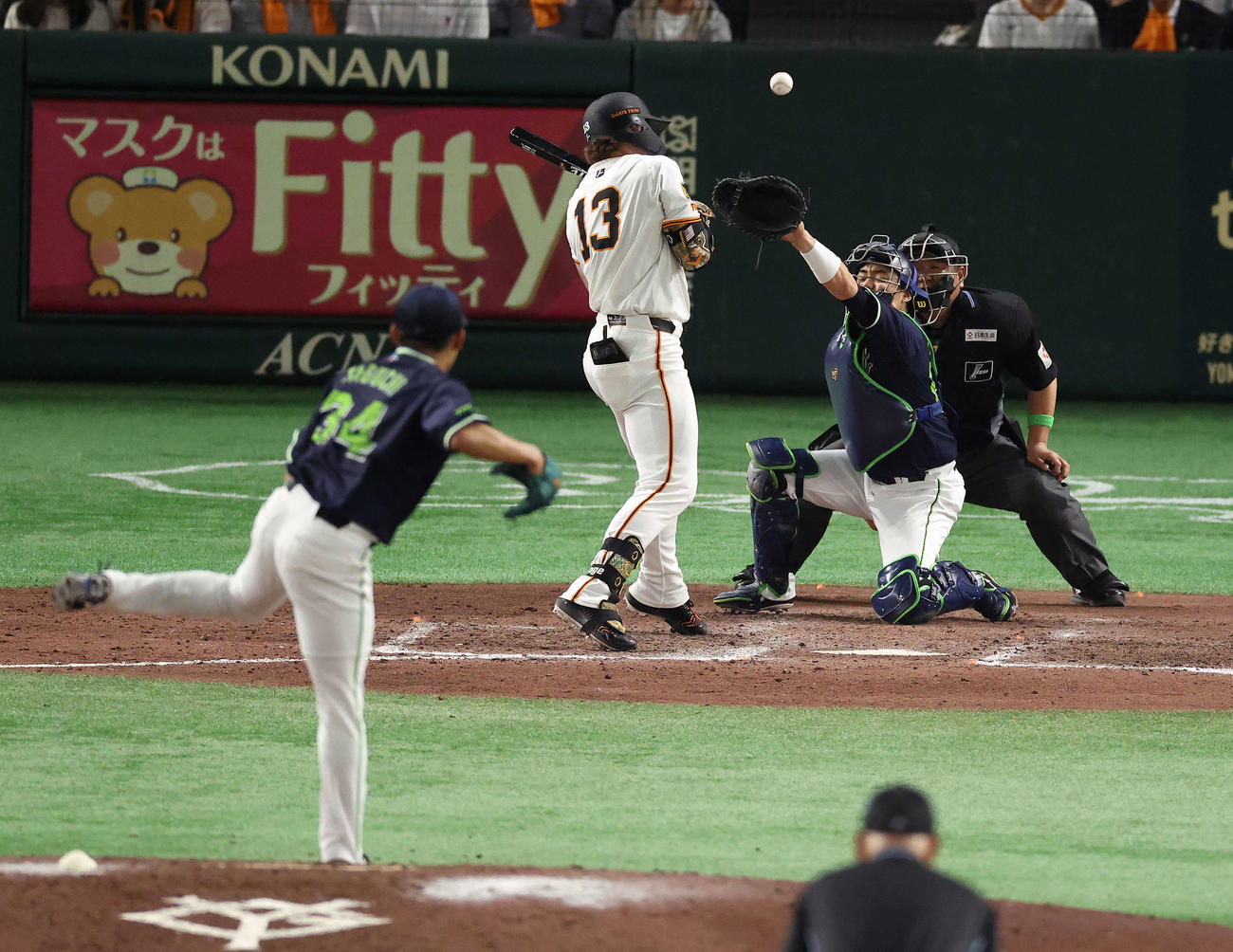 巨人対ヤクルト　9回表裏巨人1死一、三塁、死球を受けるキャベッジ。投手田口（撮影・河田真司）