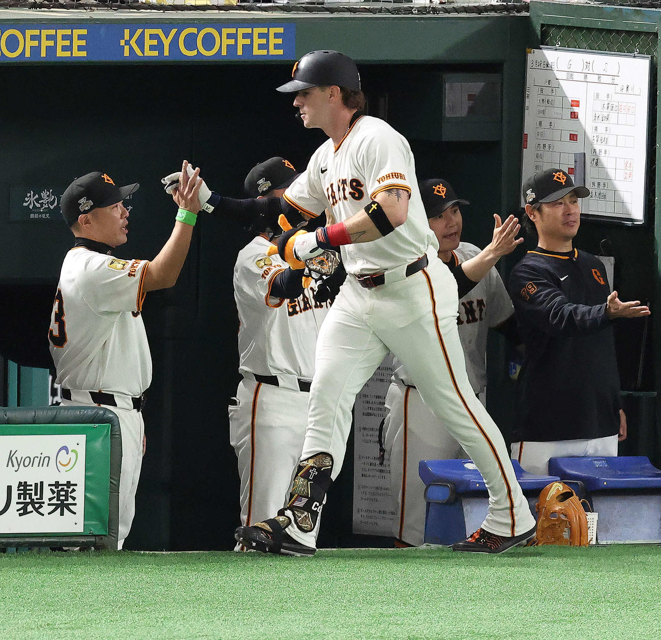 巨人対ヤクルト　8回裏巨人無死一塁、右越え2点本塁打で生還するキャベッジ（中央）を迎える阿部監督（撮影・河田真司）