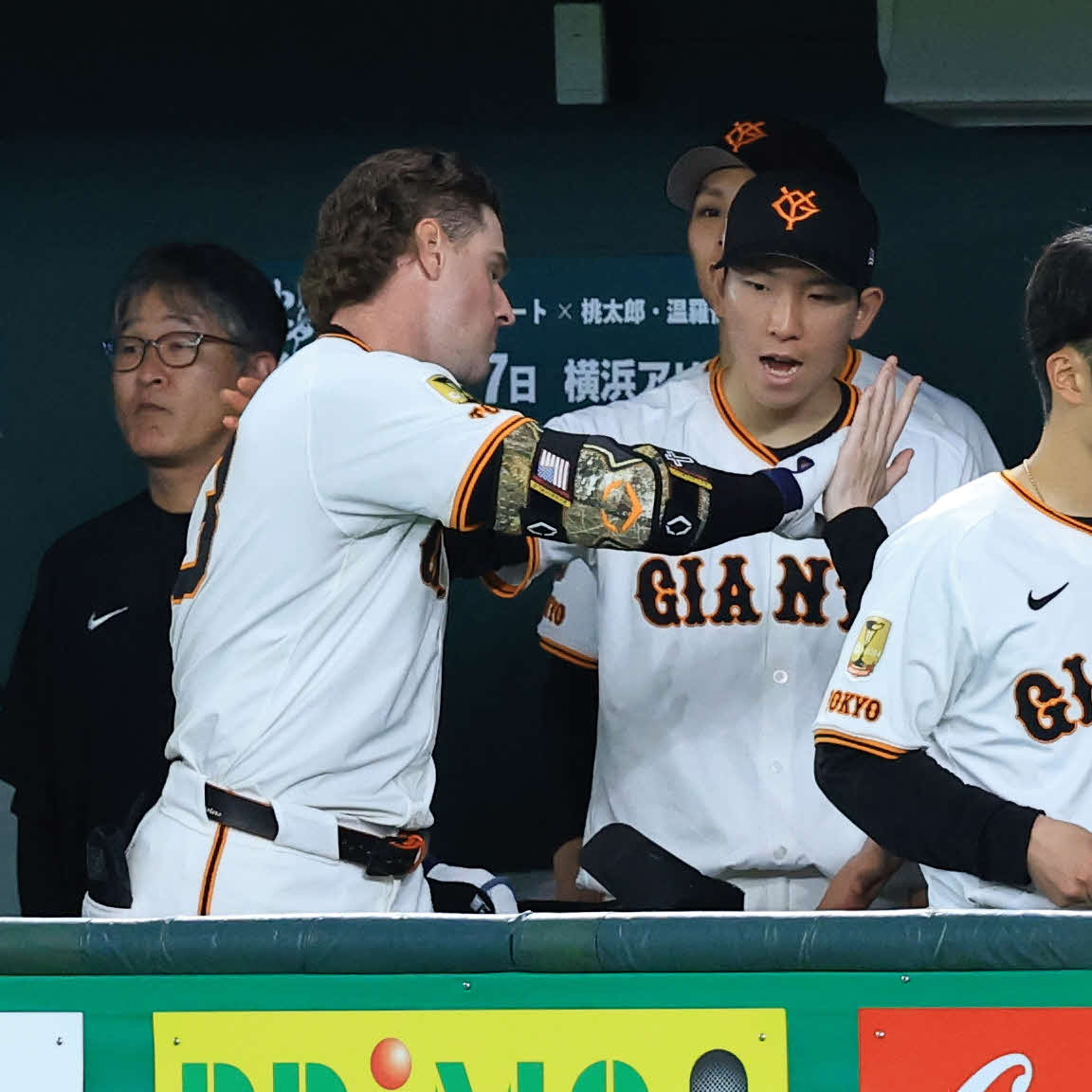 巨人対ヤクルト　8回裏巨人無死一塁、キャベッジ（左）が2点本塁打を放ち迎える戸郷（撮影・浅見桂子）