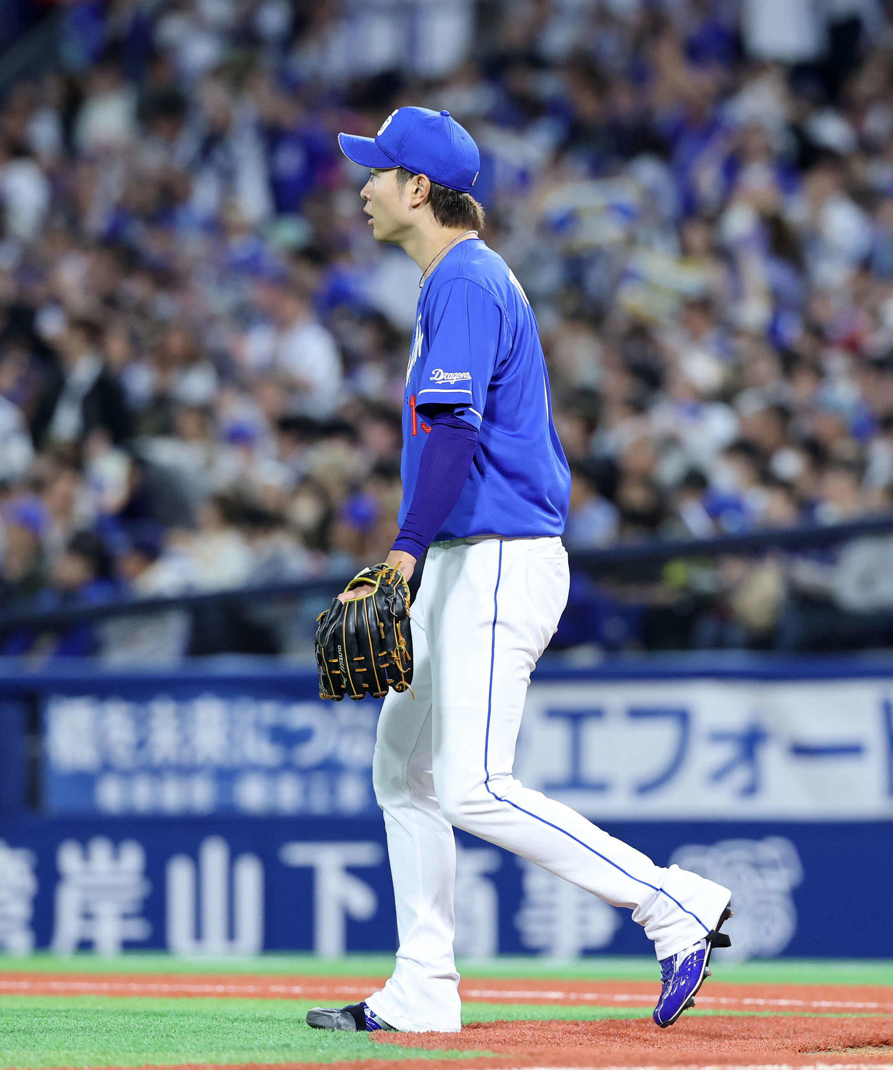 DeNA対中日　5回裏DeNA2死二塁、梶原に中前適時打を放たれ悔しそうな表情を見せる中日高橋宏（撮影・鈴木正人）　