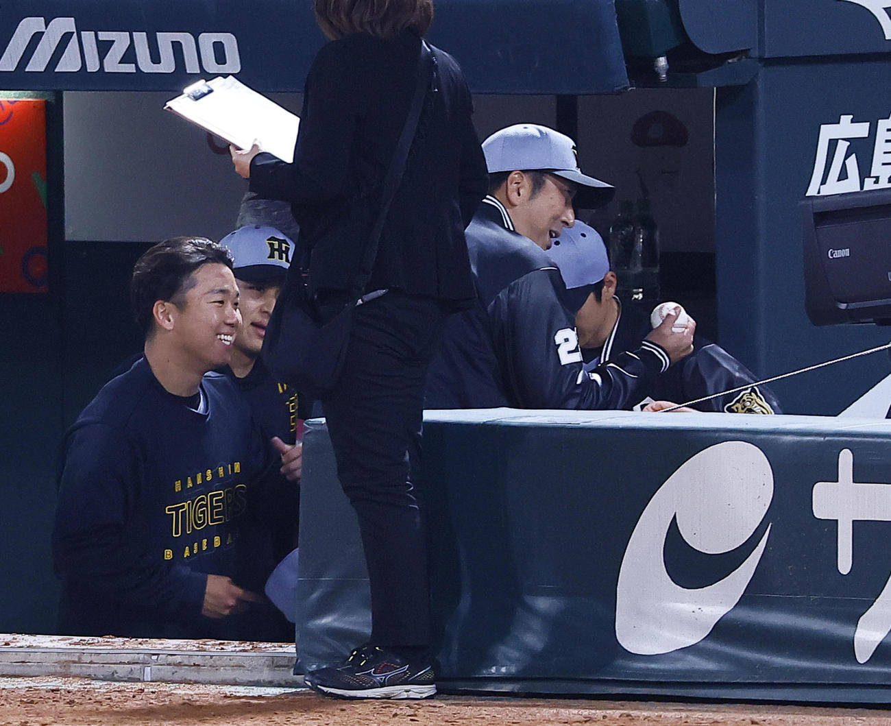 広島に勝利し、村上（左）からウイニングボールを受け取り笑顔を見せる藤川監督（撮影・藤尾明華）
