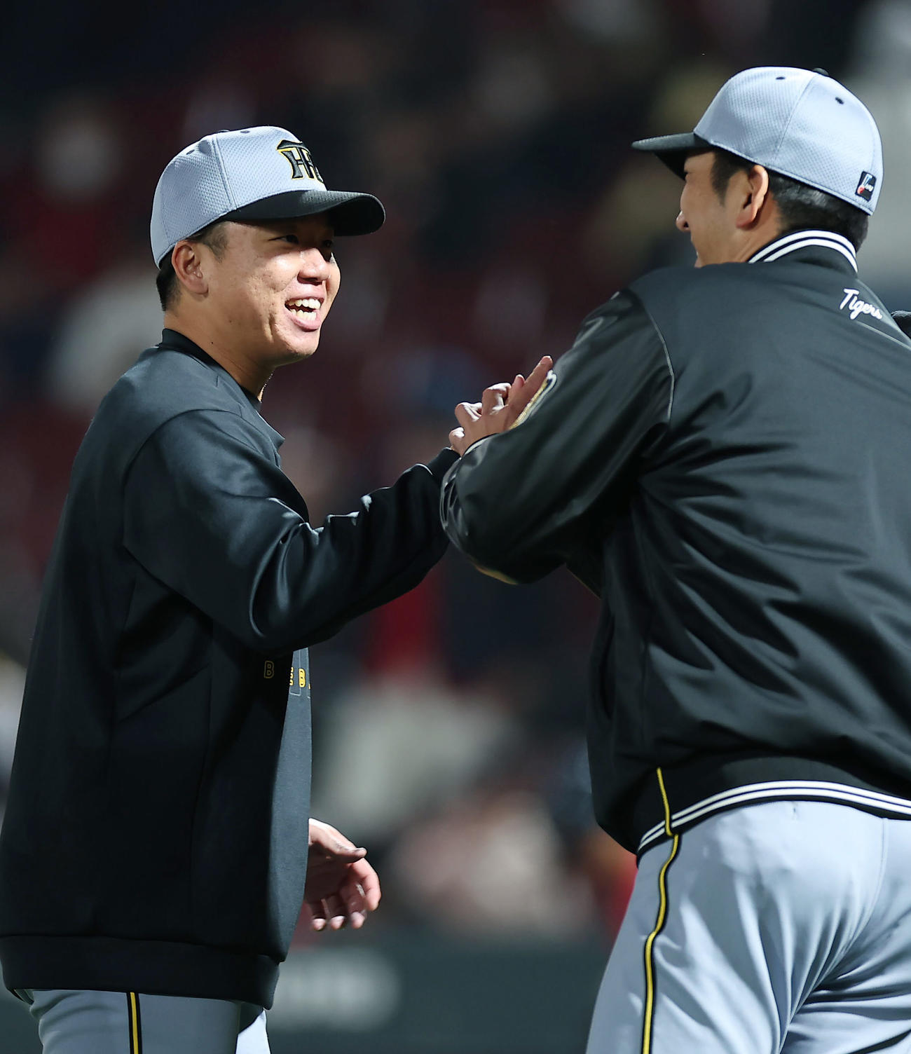 広島に勝利し、阪神藤川監督（右）からウイニングボールを受け取る村上頌樹（2025年3月28日撮影）
