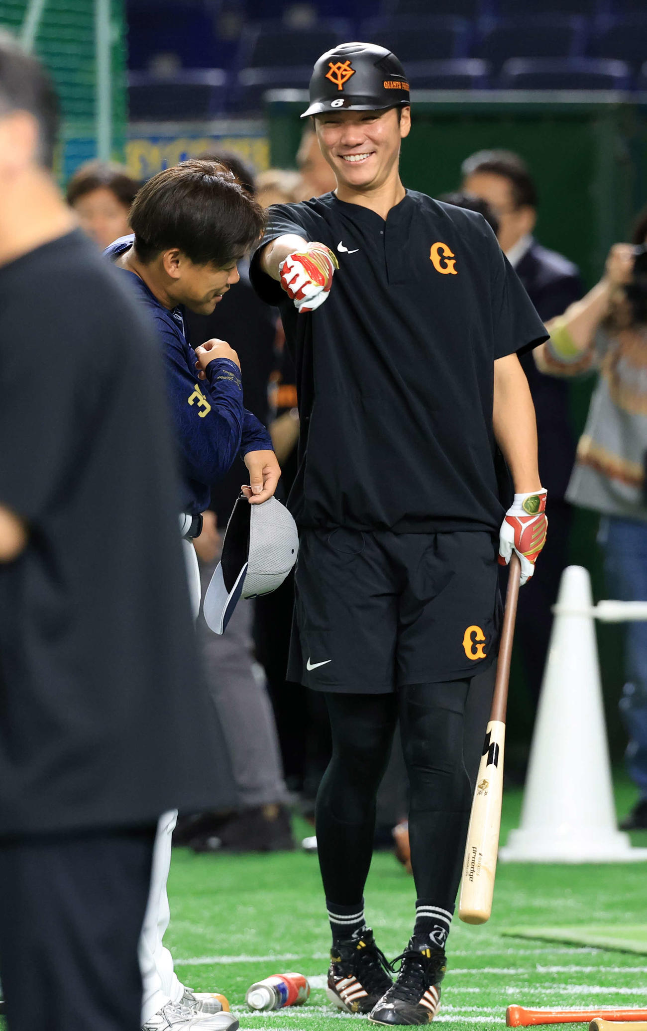 巨人対ヤクルト　練習中、あいさつに来たヤクルト田口（手前）に笑顔でパンチのようなしぐさをする巨人坂本（撮影・浅見桂子）