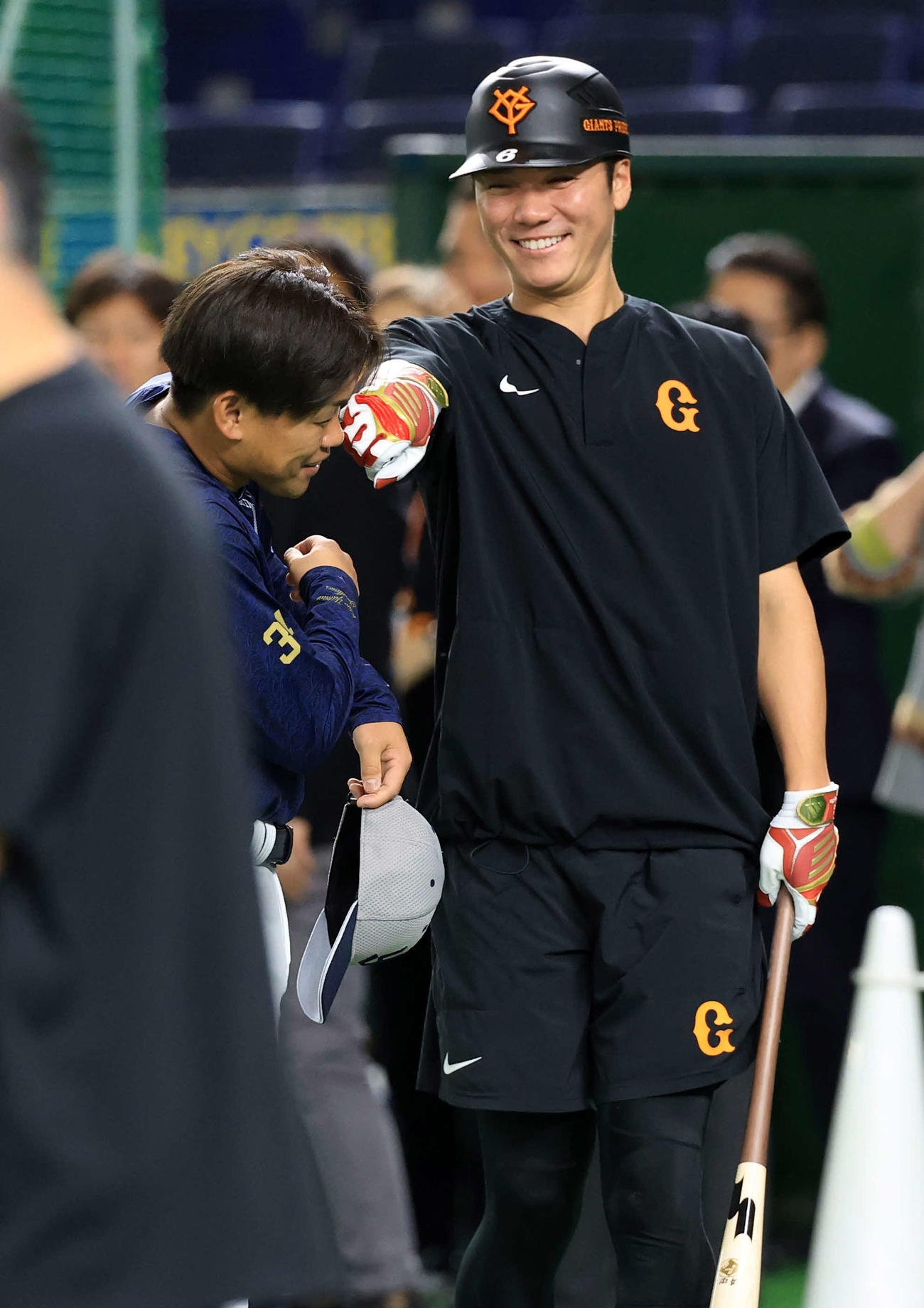 巨人対ヤクルト　練習中、あいさつに来たヤクルト田口（手前）に笑顔でパンチのようなしぐさをする巨人坂本（撮影・浅見桂子）