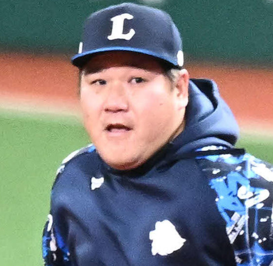 西武対日本ハム　試合前練習する西武中村剛（撮影・滝沢徹郎）