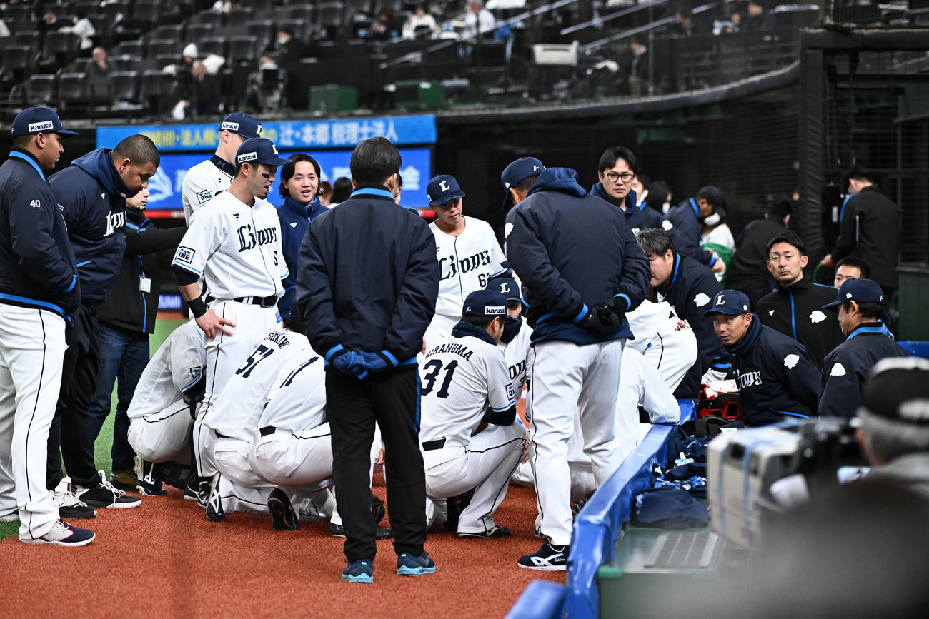 西武対日本ハム　試合前に円陣を組む西武の選手たち（撮影・滝沢徹郎）