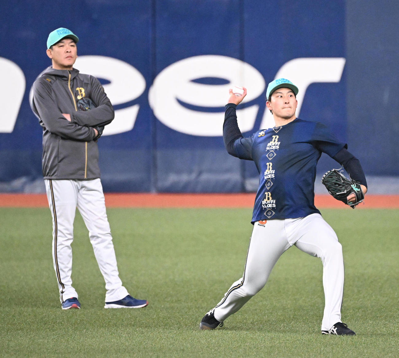キャッチボールで調整するオリックス高島（撮影・和賀正仁）