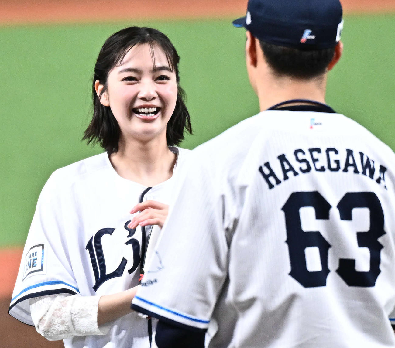 西武対日本ハム　セレモニアルピッチ終えた新川優愛（後方）は西武長谷川からボールを受け取る撮影・滝沢徹郎）