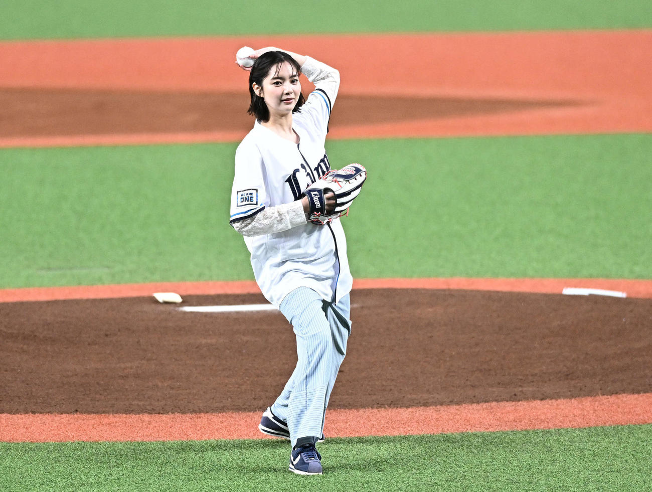 西武対日本ハム　セレモニアルピッチする新川優愛（撮影・滝沢徹郎）