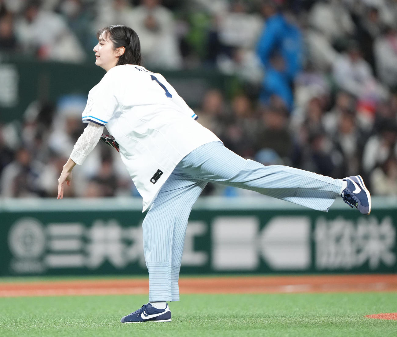 西武対日本ハム　始球式を務めた新川優愛（撮影・足立雅史）