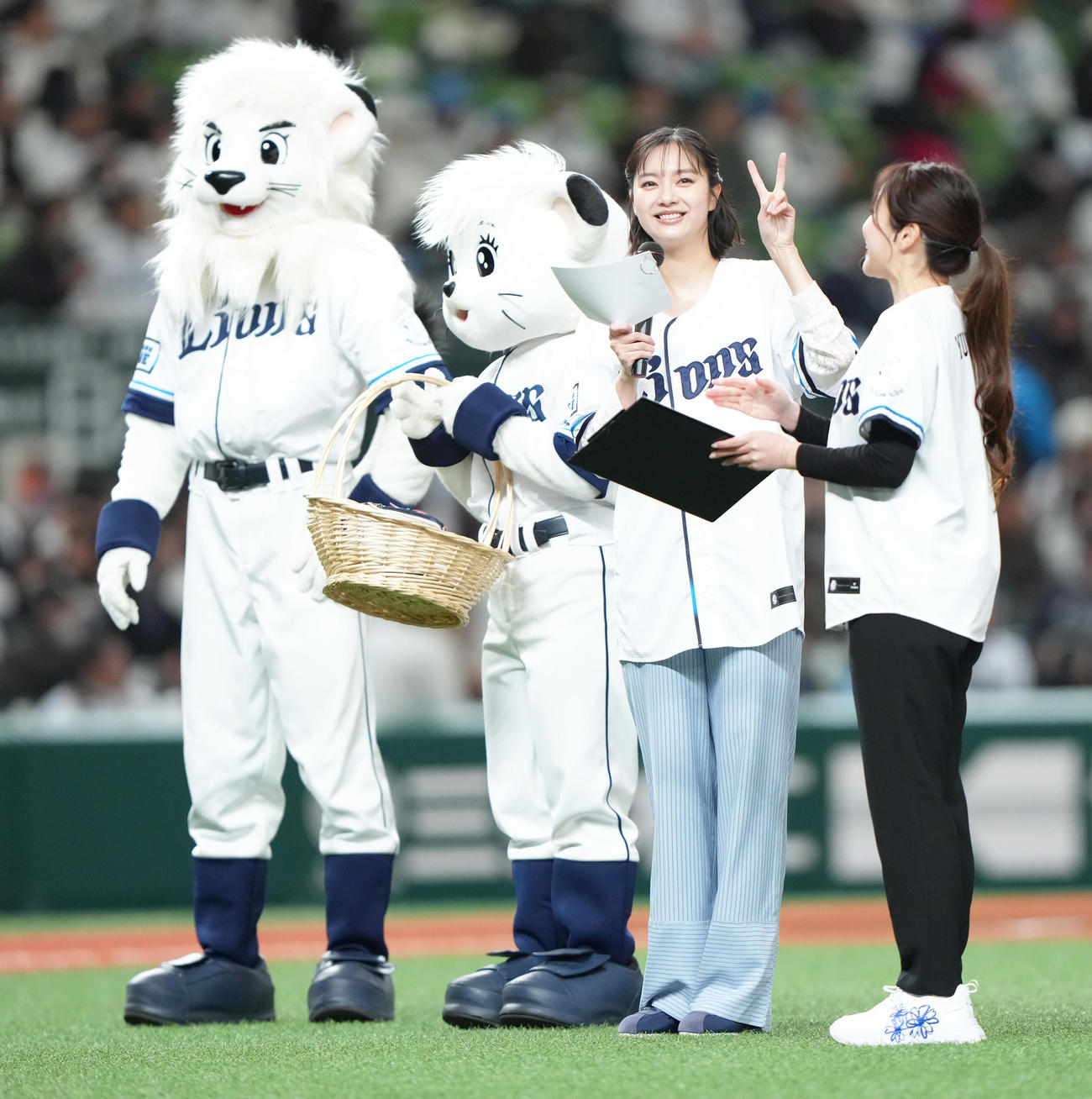 西武対日本ハム　始球式を務めた新川優愛（撮影・足立雅史）