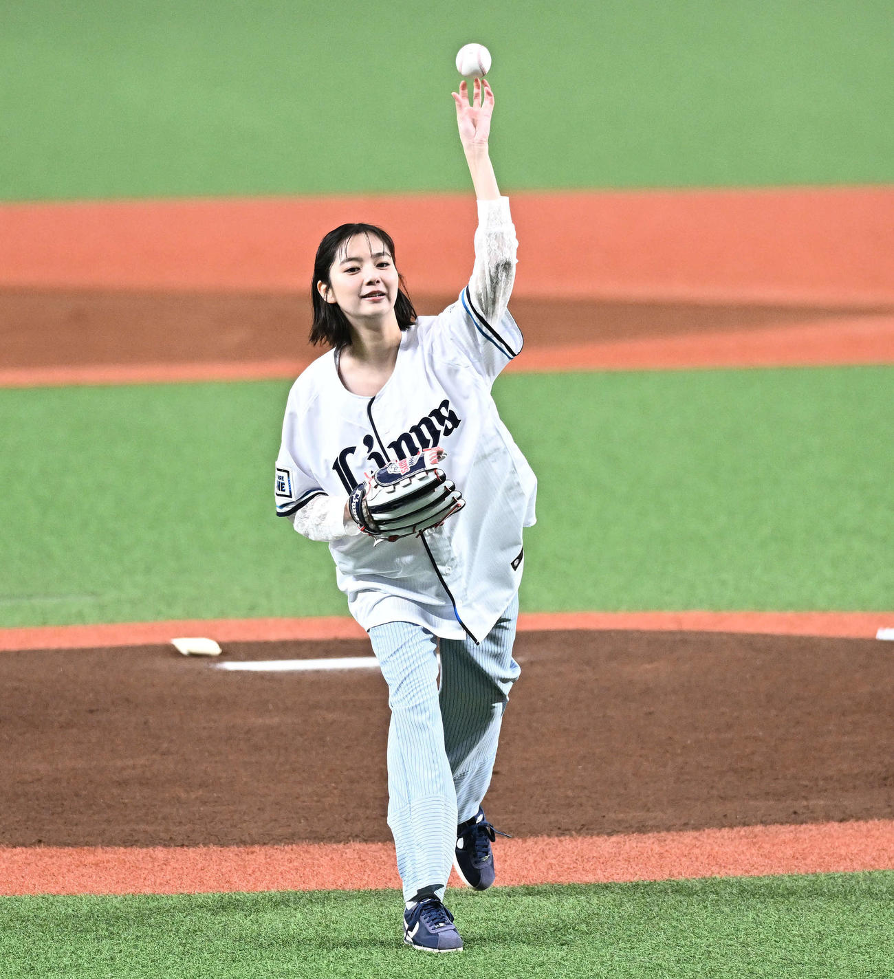 西武対日本ハム　セレモニアルピッチする新川優愛（撮影・滝沢徹郎）