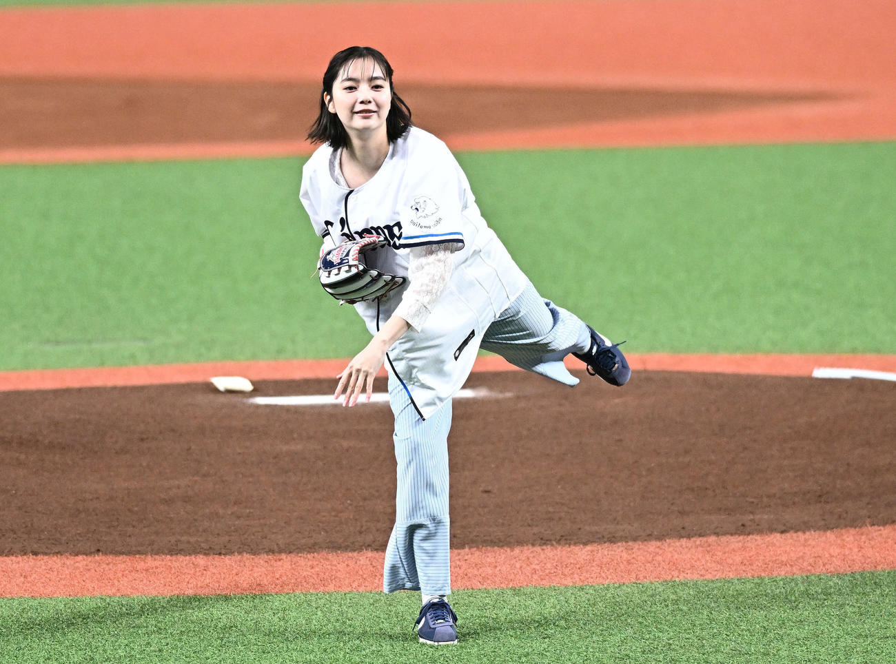 西武対日本ハム　セレモニアルピッチする新川優愛（撮影・滝沢徹郎）