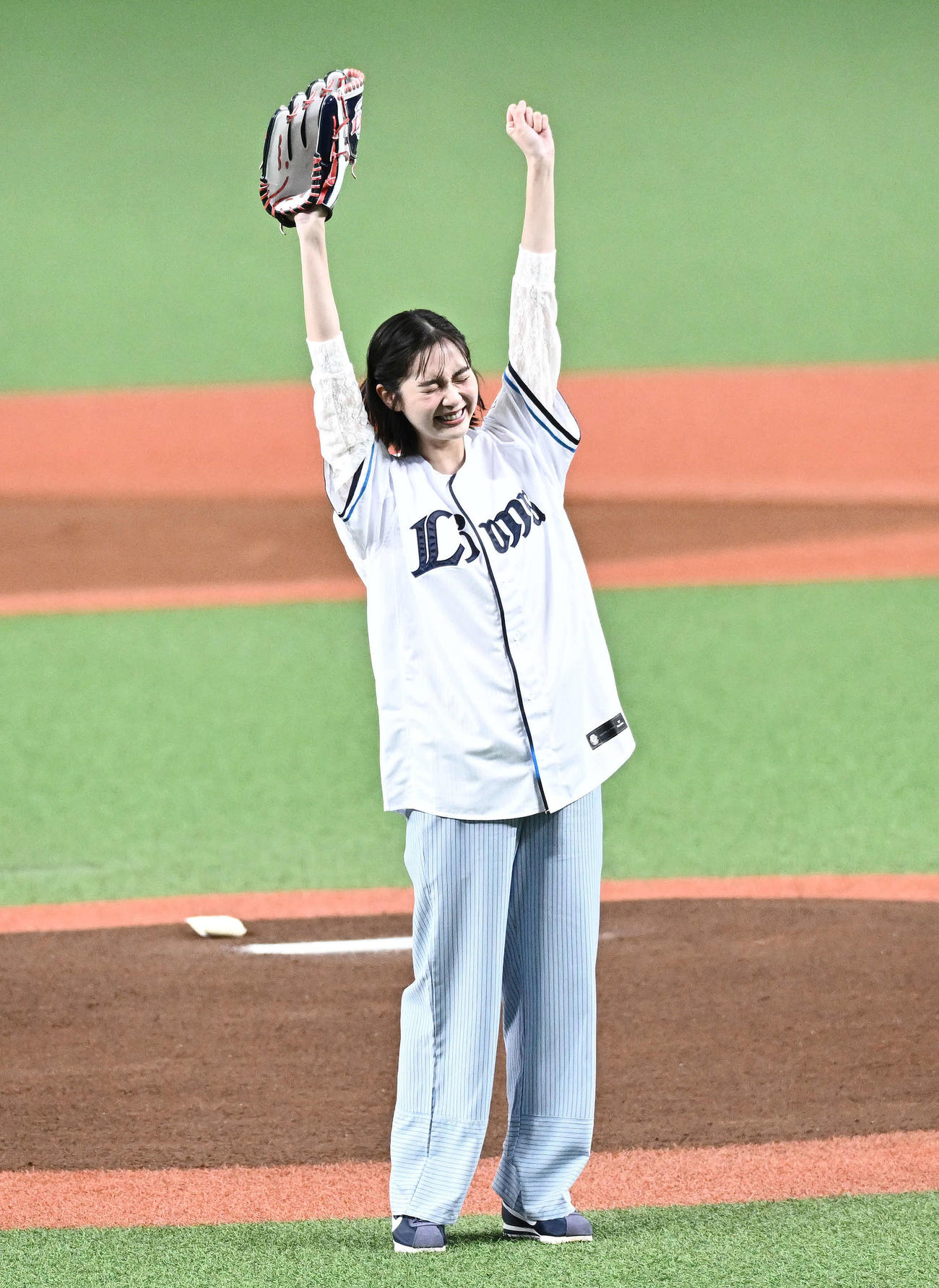 西武対日本ハム　セレモニアルピッチを終え喜ぶ新川優愛（撮影・滝沢徹郎）
