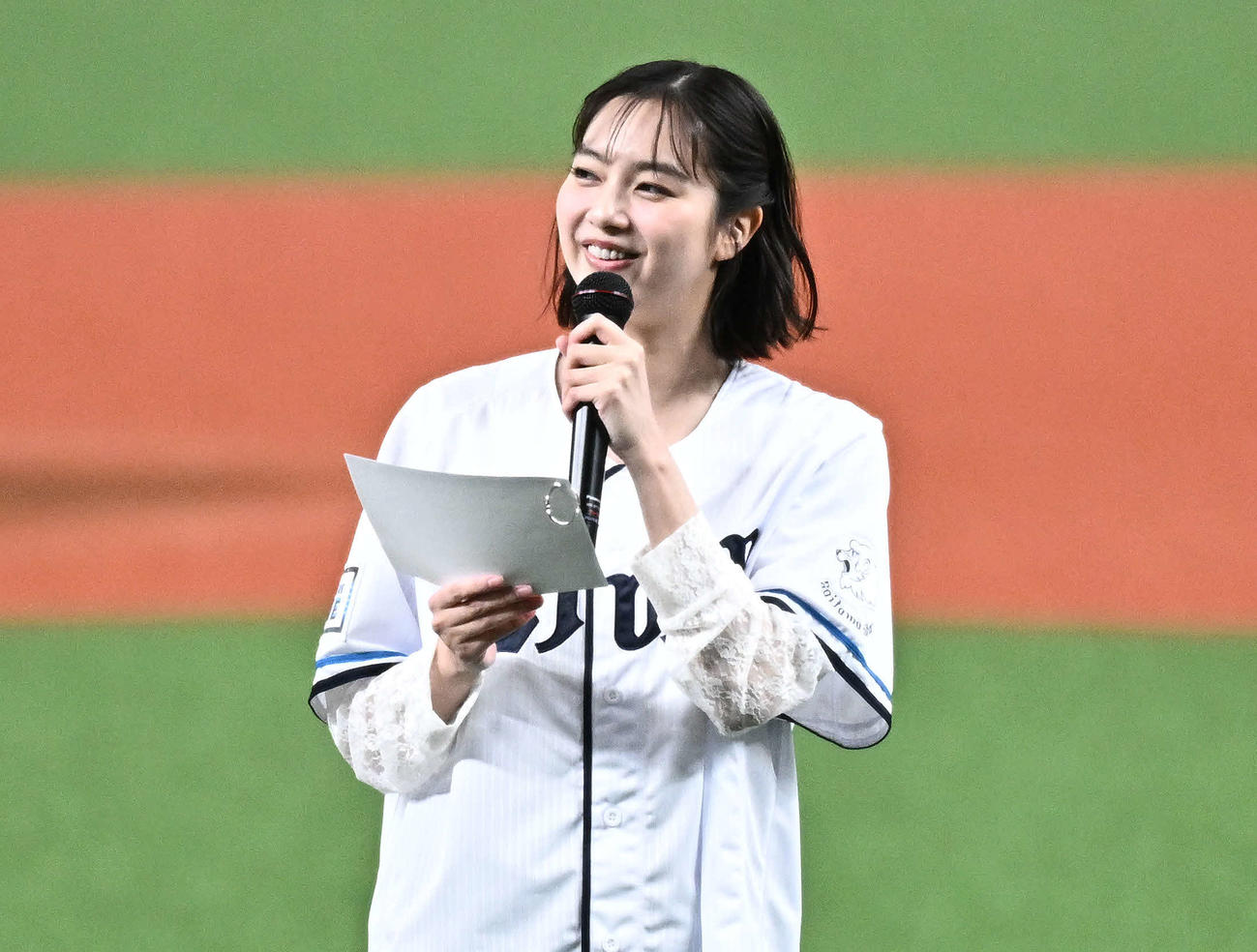 西武対日本ハム　セレモニアルピッチに臨む新川優愛（撮影・滝沢徹郎）