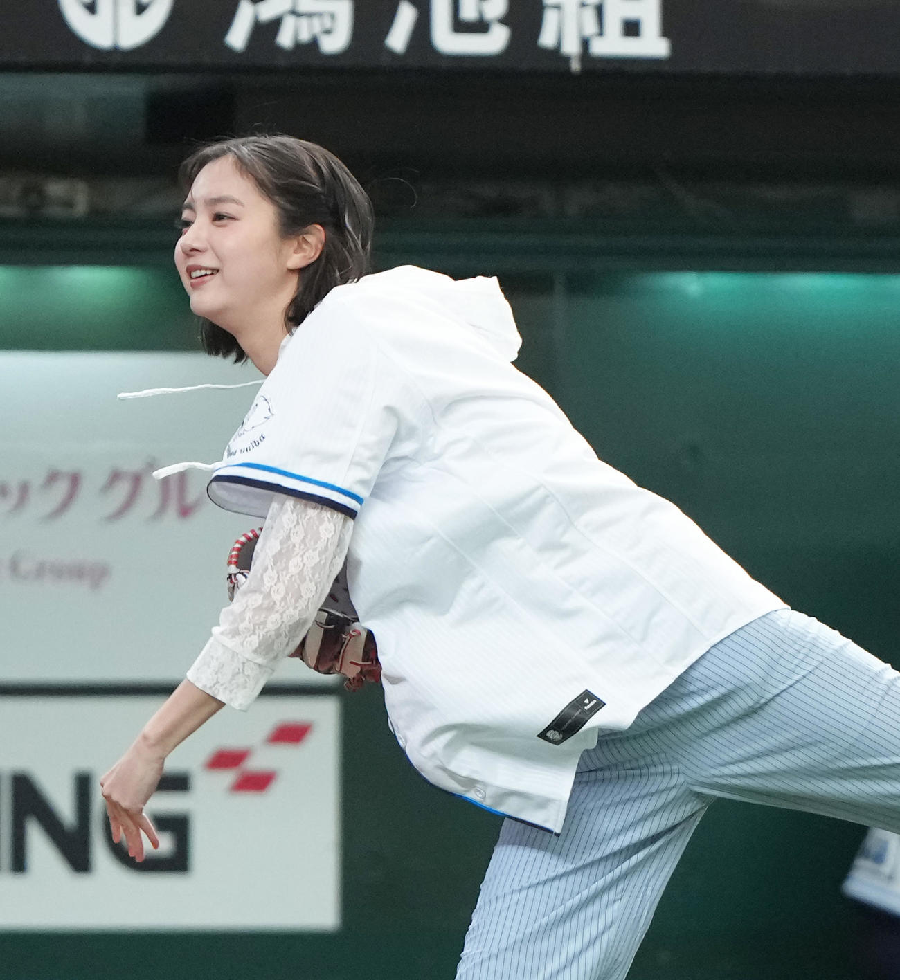 始球式を前に投球練習する新川優愛（撮影・足立雅史）