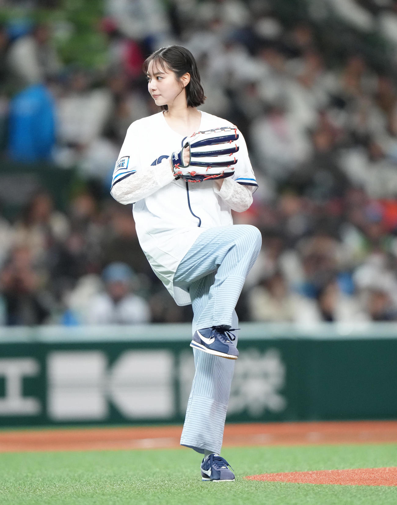 西武対日本ハム　始球式を務めた新川優愛（撮影・足立雅史）