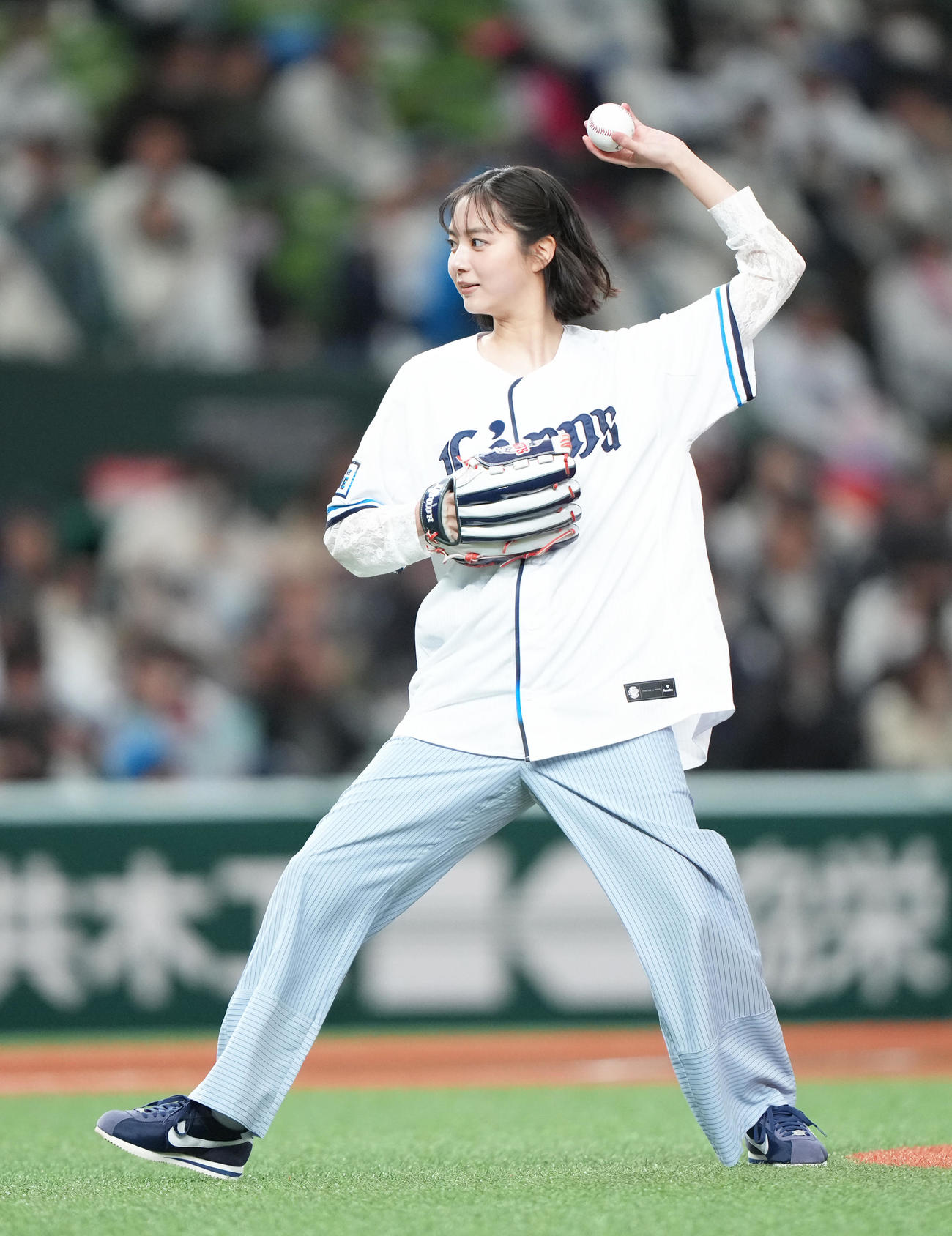 西武対日本ハム　始球式を務めた新川優愛（撮影・足立雅史）