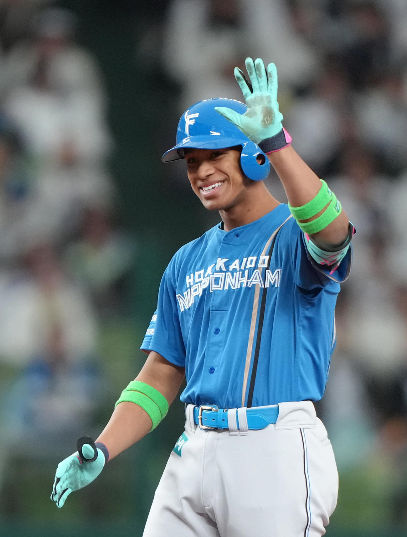 西武対日本ハム　1回表日本ハム無死、万波は二塁打を放rち笑顔（撮影・足立雅史）