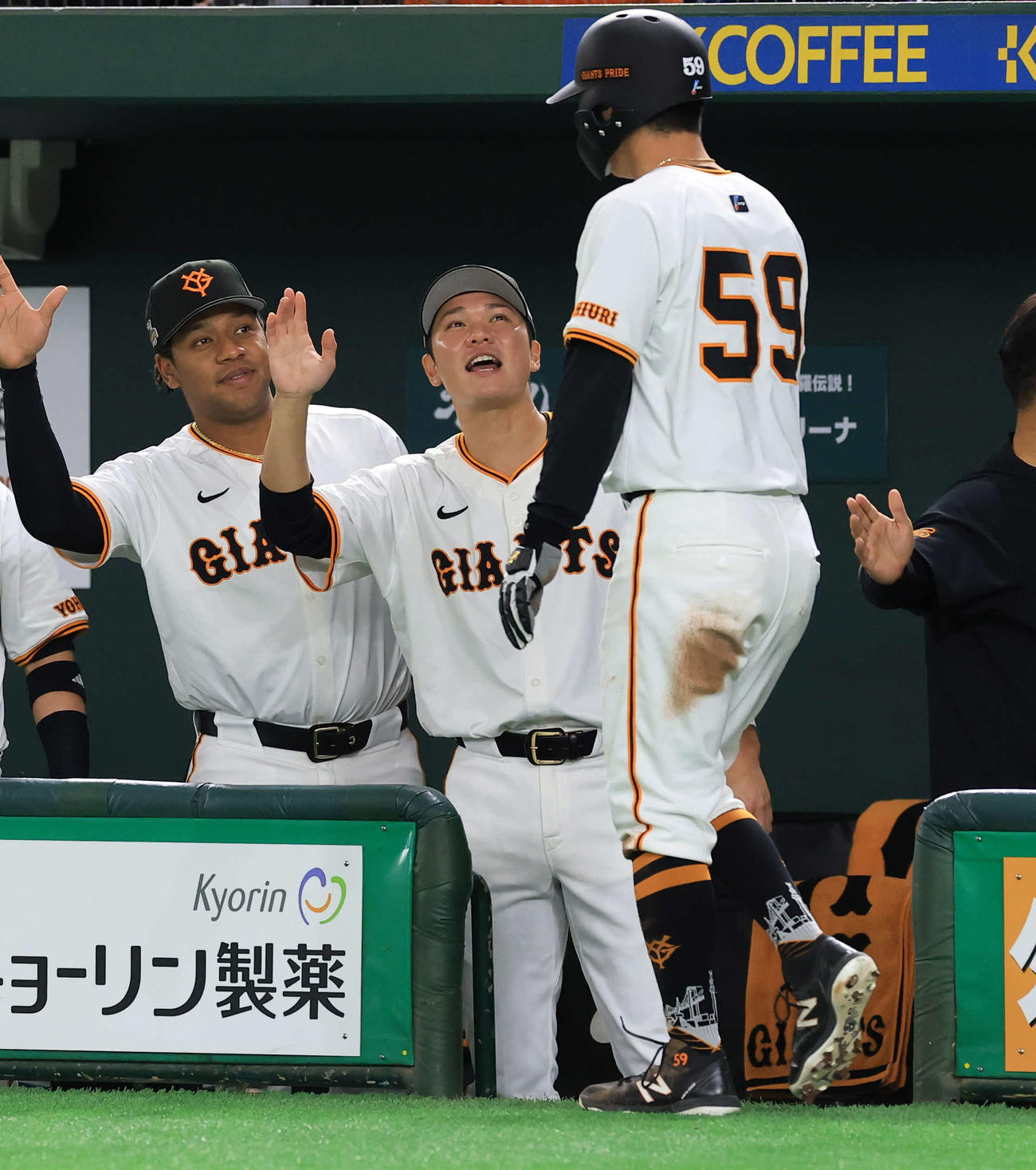 巨人対ヤクルト　1回裏巨人2死三塁、岡本の先制適時打で生還した若林〔右〕を迎える坂本ら（撮影・浅見桂子）