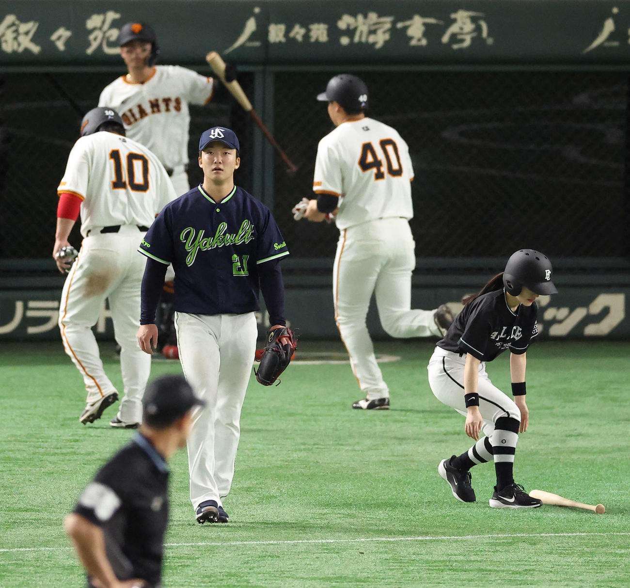 巨人対ヤクルト　2回裏巨人無死一、二塁、門脇に2点適時二塁打を許す吉村（撮影・河田真司）