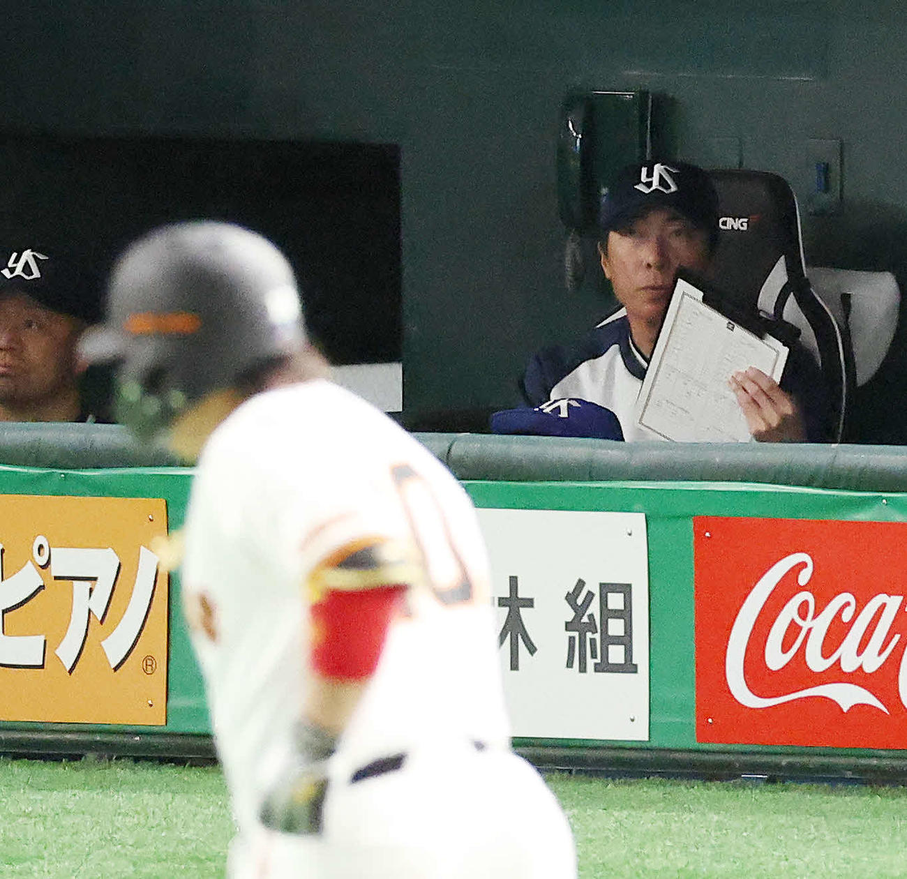 巨人対ヤクルト　4回裏巨人1死一塁、左越え2点本塁打を放ちダイヤモンドを回る甲斐を見つめる高津監督（撮影・河田真司）