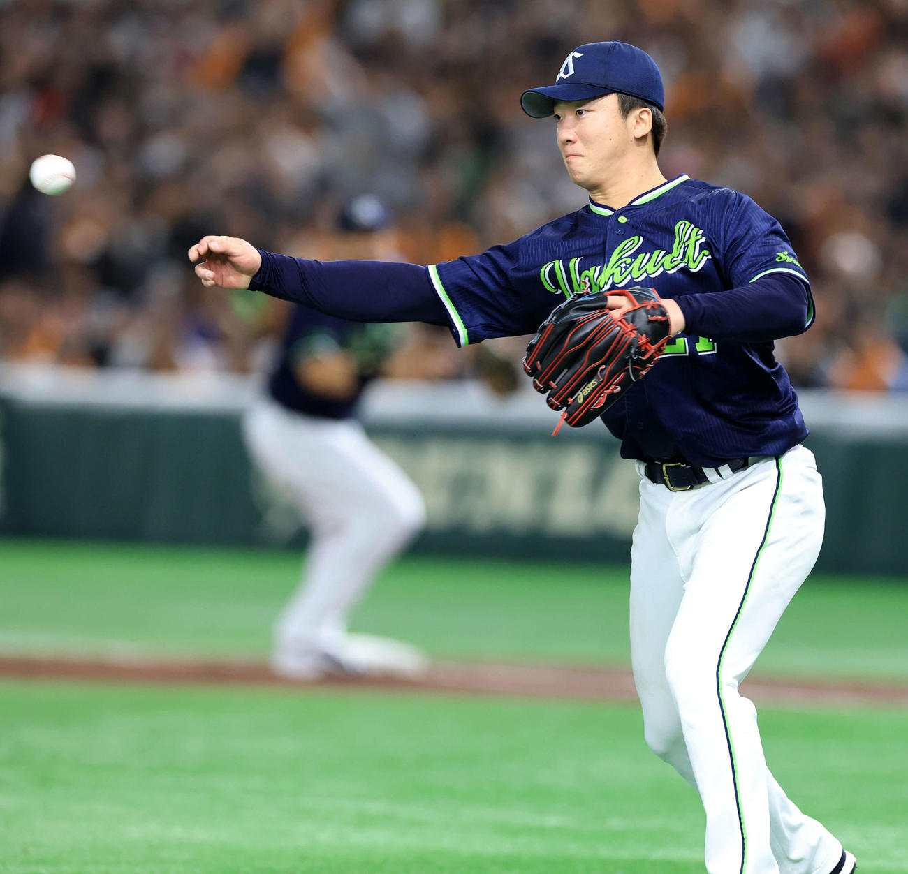 巨人対ヤクルト　2回裏巨人無死二塁、赤星のバントを三塁送球し野選にする吉村（撮影・浅見桂子）