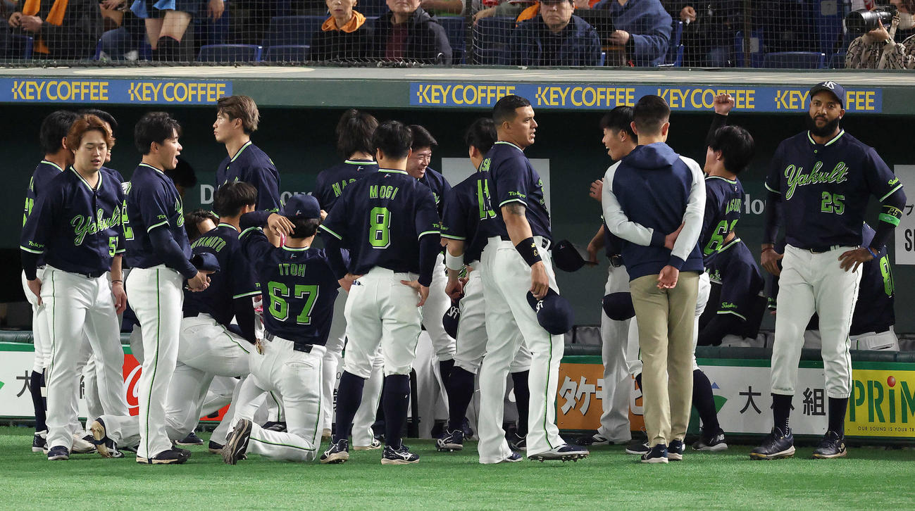 巨人対ヤクルト　試合前円陣を組むヤクルトナイン（撮影・河田真司）