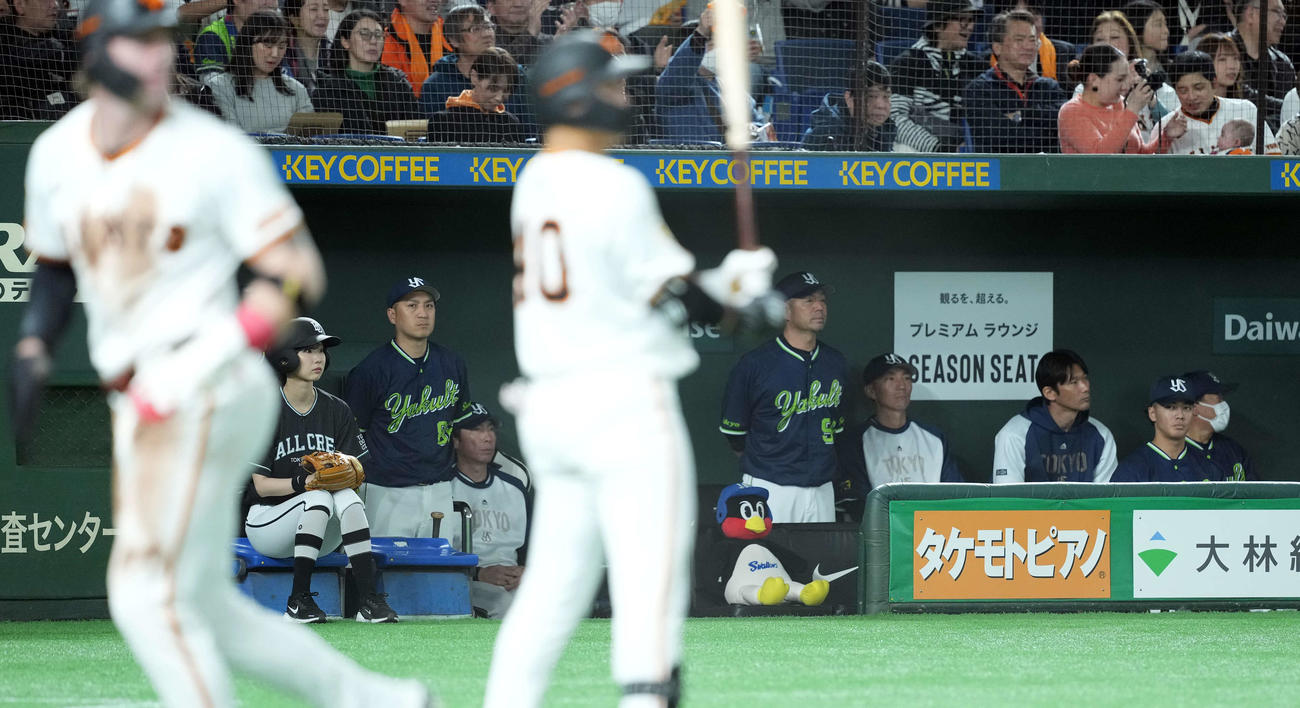 巨人対ヤクルト　2回裏、6失点をぼう然とするヤクルト高津監督（左から3人目）スタッフ（撮影・たえ見朱実）