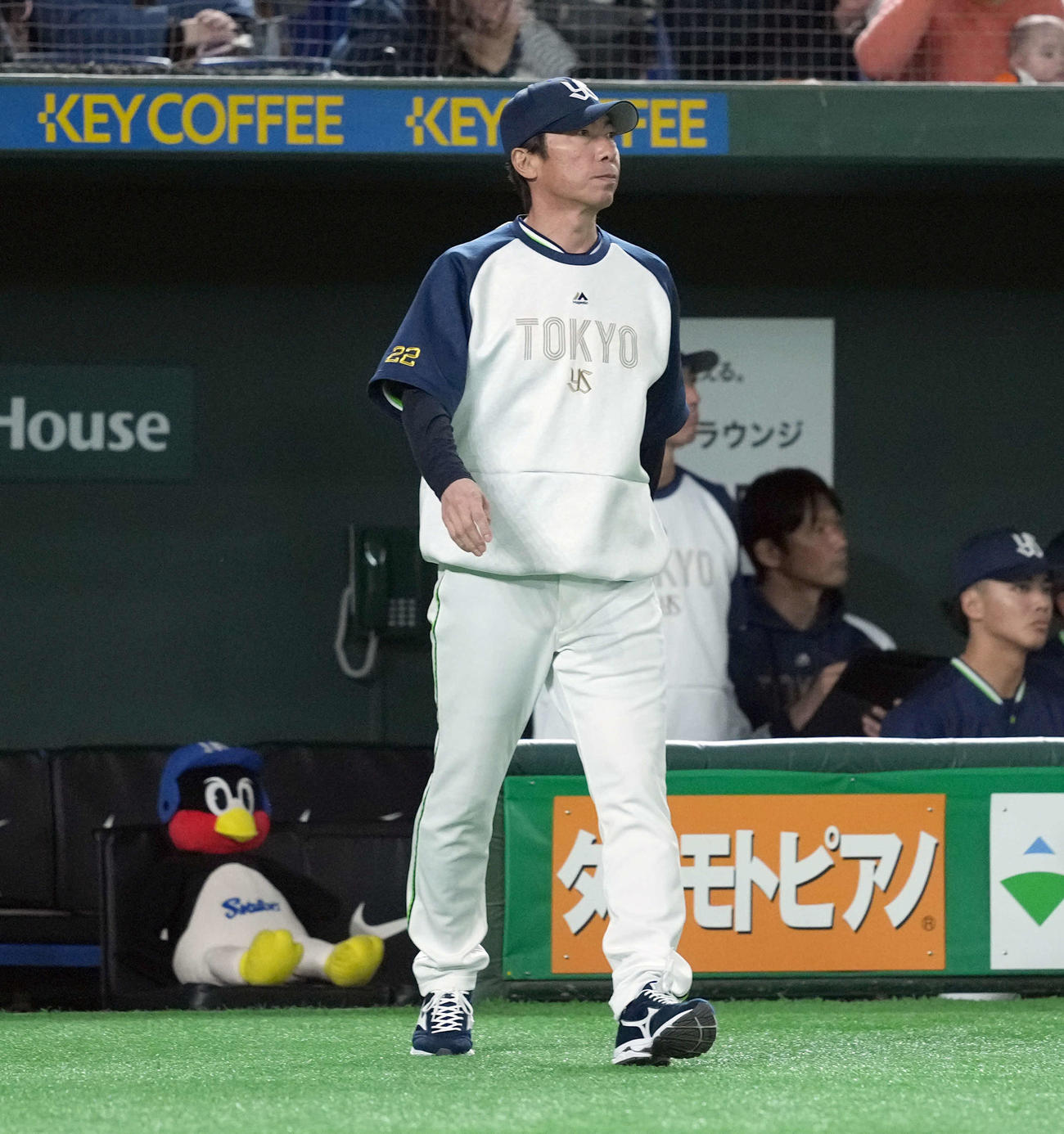 巨人対ヤクルト　2回途中で先発吉村の交代を告げるヤクルト高津監督（撮影・たえ見朱実）