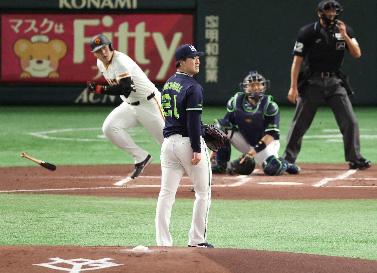 巨人対ヤクルト　1回裏巨人2死三塁、岡本に先制適時打を浴びる吉村（撮影・河田真司）