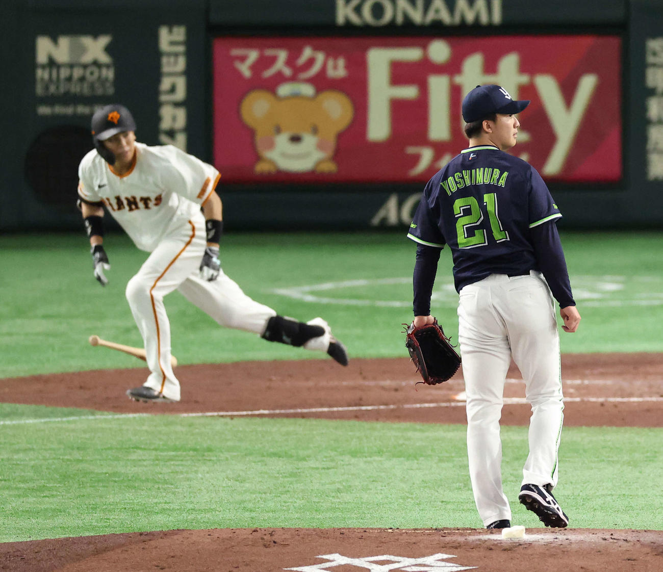 巨人対ヤクルト　2回裏巨人無死一、二塁、門脇に2点適時二塁打を浴びる吉村（撮影・河田真司）