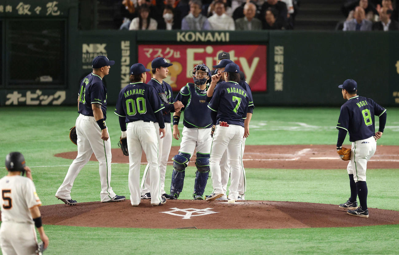 巨人対ヤクルト　2回裏巨人無死二塁、マウンドに集まるヤクルトナイン（撮影・河田真司）