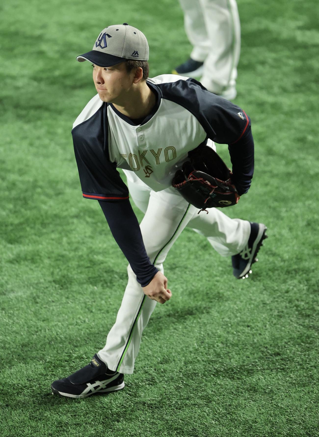 巨人対ヤクルト　試合前、キャッチボールするヤクルト吉村（撮影・河田真司）