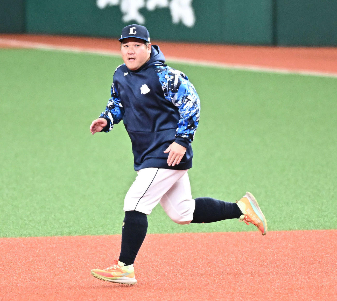 西武対日本ハム　試合前練習する西武中村剛（撮影・滝沢徹郎）