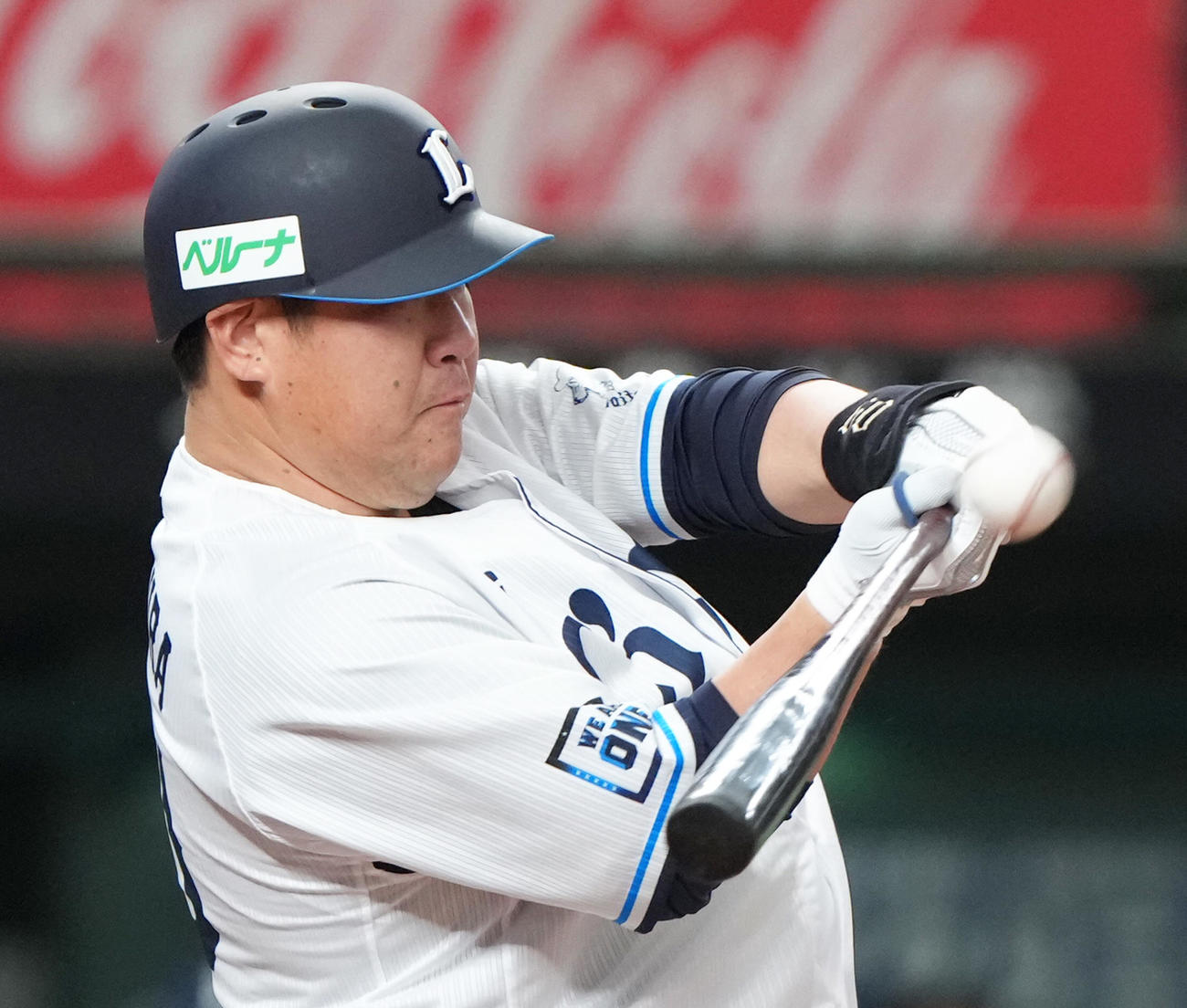西武対日本ハム　4回裏西武1死、中村剛はバットに当てるだけの右前打を放つ（撮影・足立雅史）