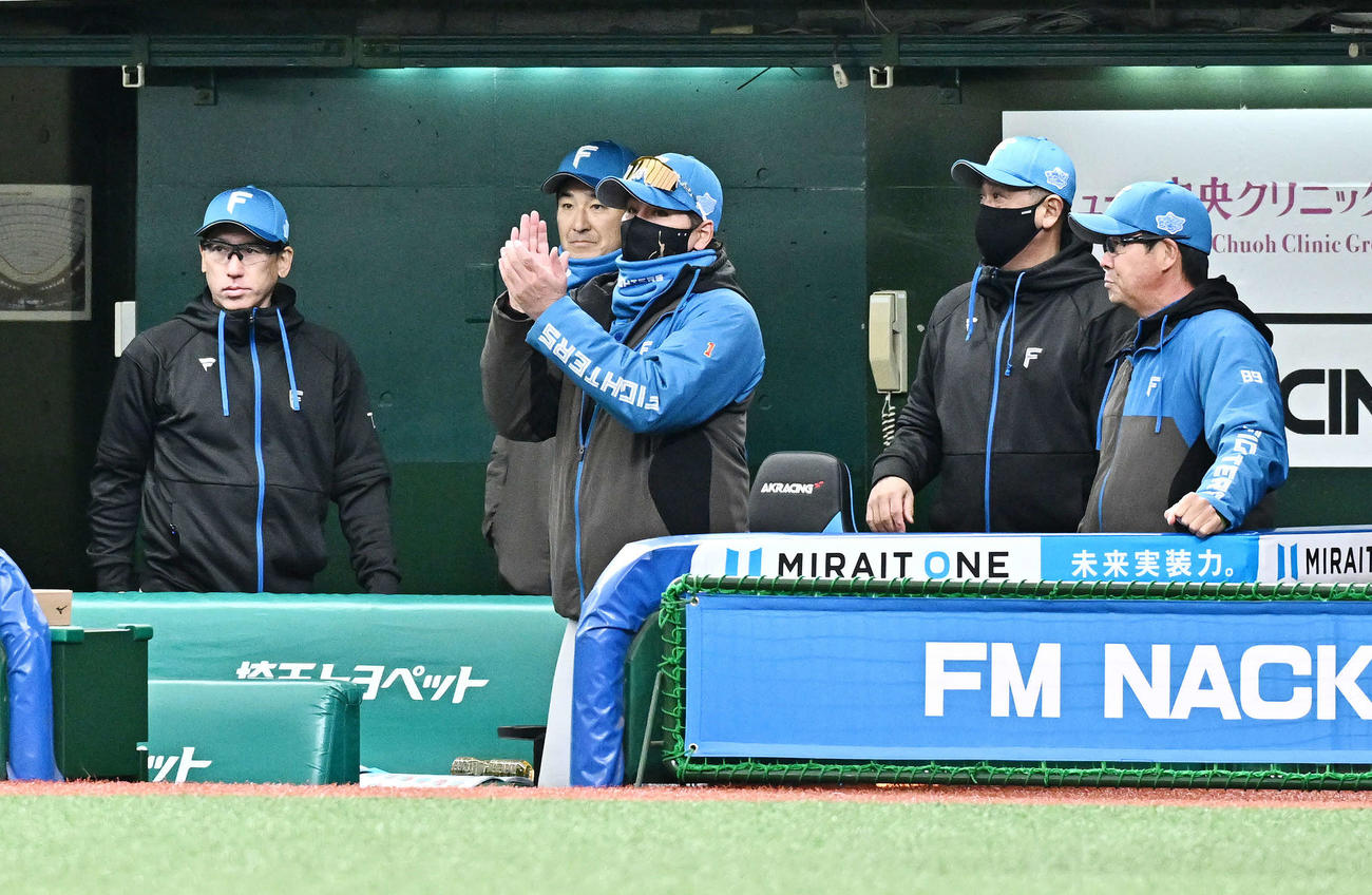 西武対日本ハム　4回表日本ハム1死二、三塁、郡司の適時打に拍手を送る新庄監督（中央）（撮影・滝沢徹郎）