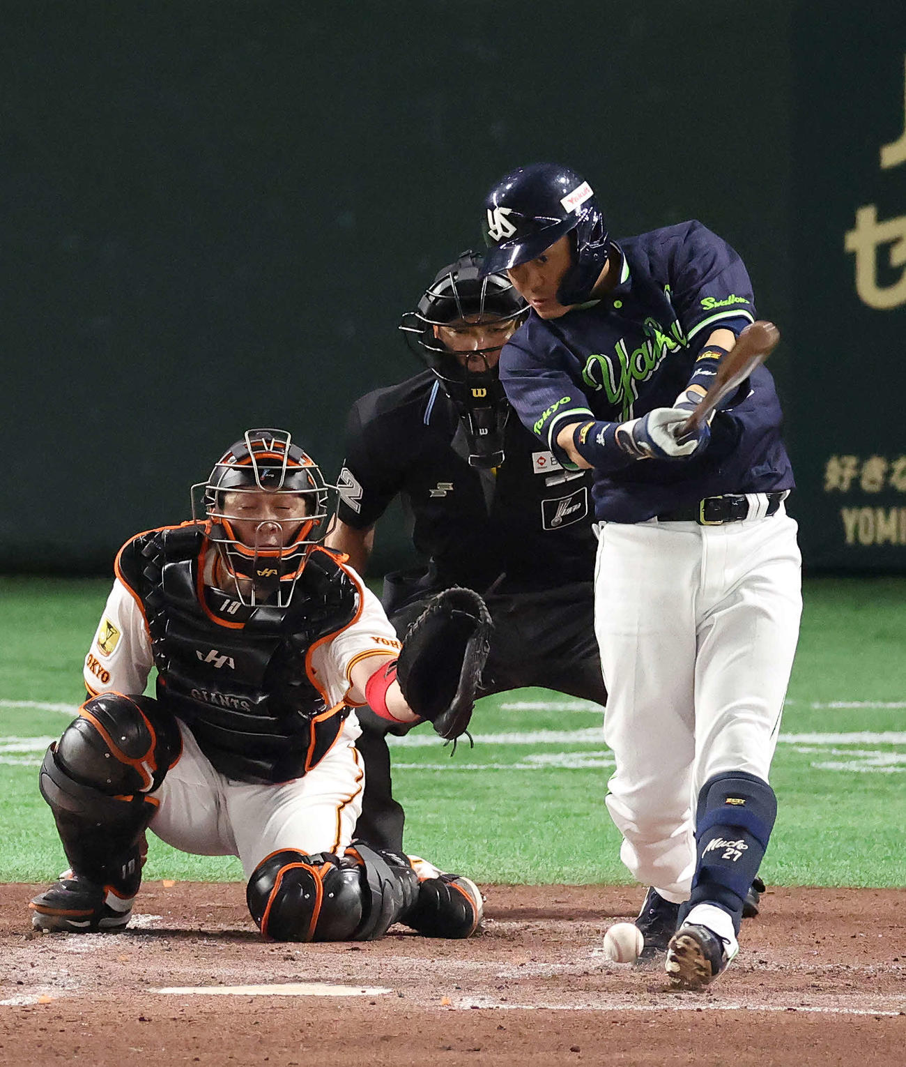 巨人対ヤクルト　3回表ヤクルト1死、自打球を受ける中村悠。捕手甲斐（撮影・河田真司）