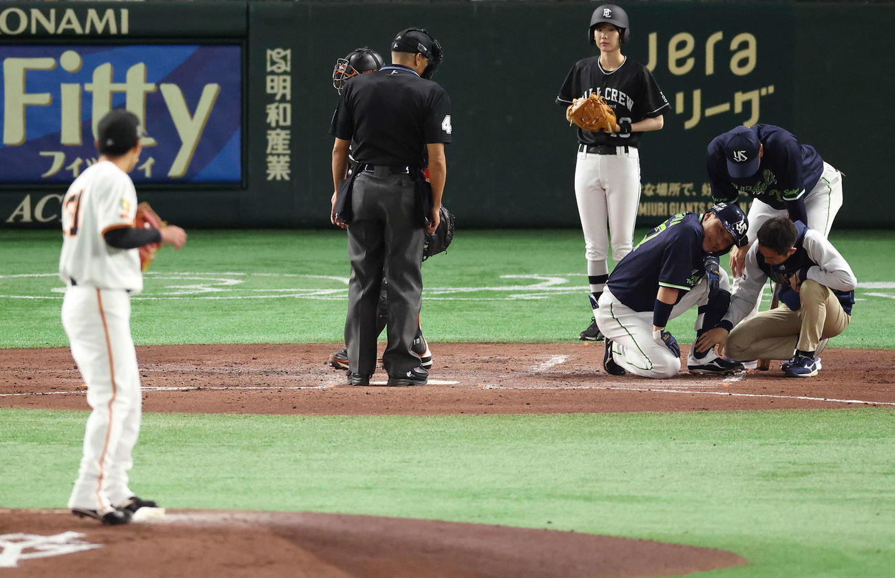 巨人対ヤクルト　3回表ヤクルト1死、自打球を受ける中村悠。投手赤星（撮影・河田真司）