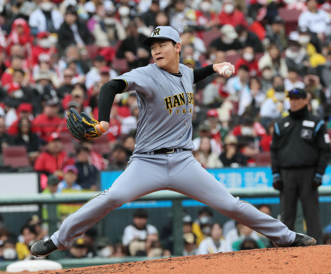 広島対阪神　5回裏広島2死満塁、阪神3番手の及川（撮影・加藤孝規）