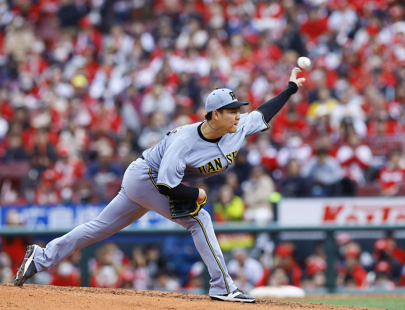広島対阪神　5回途中、3番手で登板した阪神及川（撮影・藤尾明華）