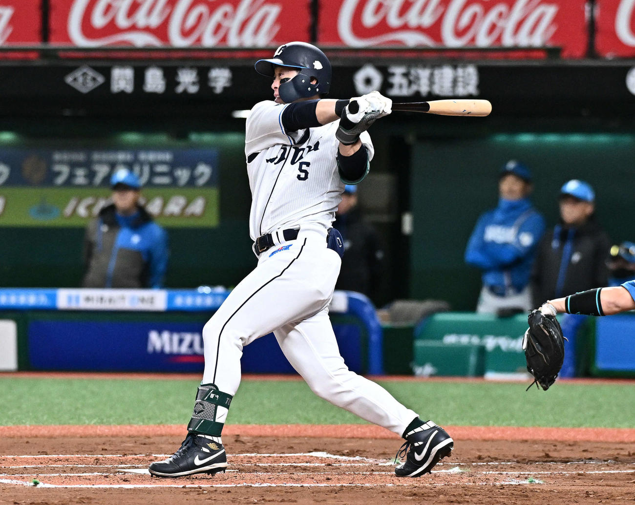 西武対日本ハム　6回裏西武2死一、三塁、外崎は中前適時打を放つ（撮影・滝沢徹郎）