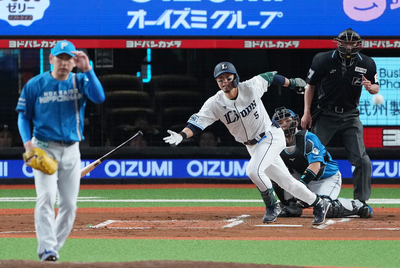 西武対日本ハム　6回裏西武2死一、三塁、中前適時打を放つ外崎。投手加藤貴（撮影・横山健太）