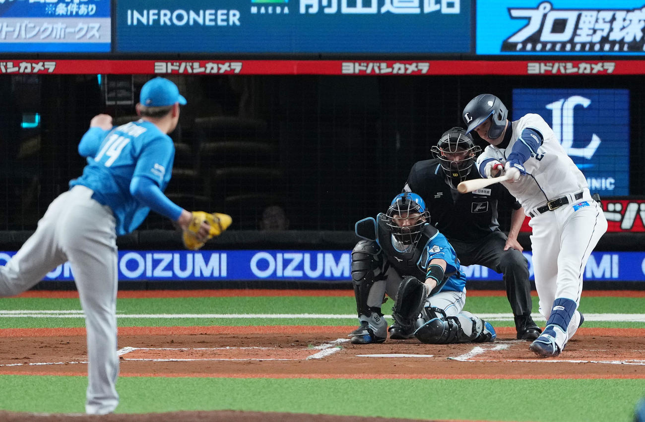 西武対日本ハム　6回裏西武1死、左前打を放つネビン。投手加藤貴（撮影・横山健太）